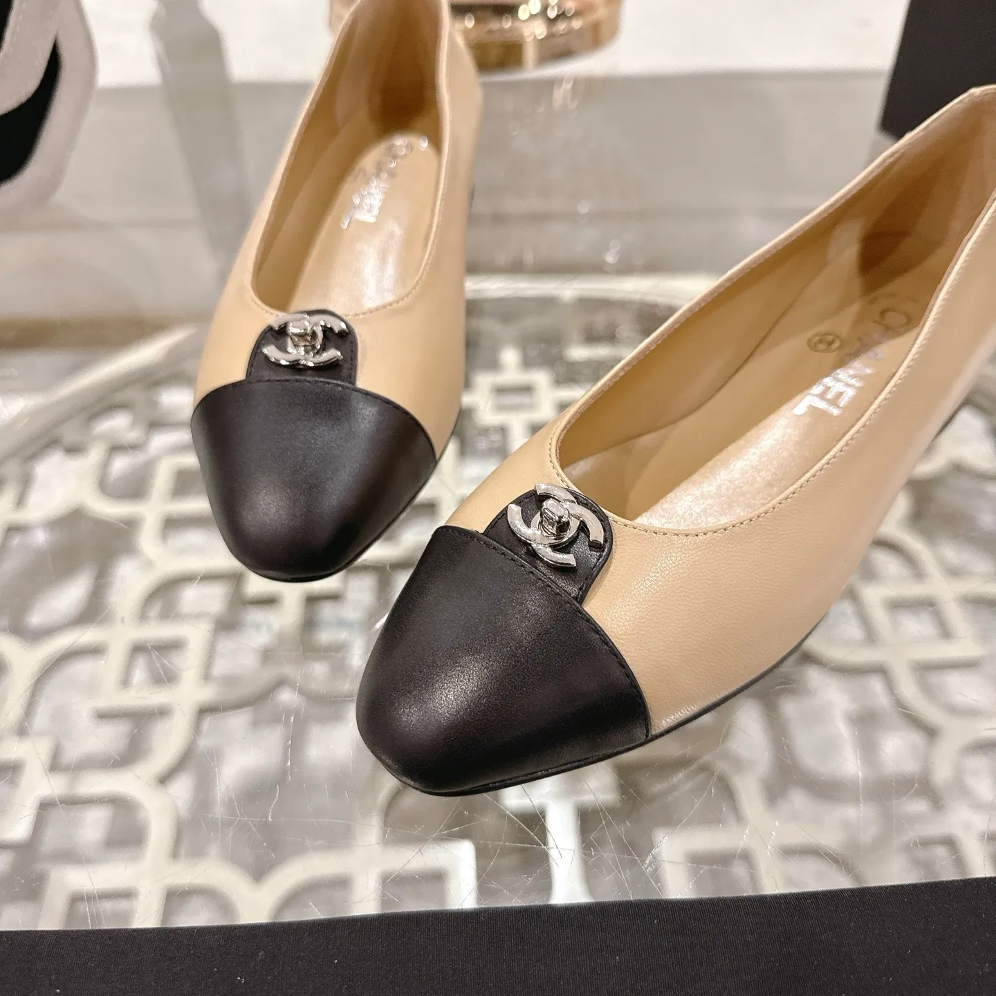 👟👟Ex-factory price 560👟👟Chanel 2025SS Spring and Summer New Double C Button Mary Jane🆕 Xiaoxiang𝐂Jia's beautiful Mary Jane shoes are so sweet that they are so beautiful that they are so beautiful. The round square toe design is cute and cute ~ metal/button logo. The appearance is super online. When you wear it, you will feel like a wealthy daughter. I thought it looks good. Only when I put it on my feet do I know how easy it is to wear ~ Upper: Customized lambskin Lining: Sheepskin Outsole: Genuine leather outsole imported from Italy Size: 35-42 (40.41.42 customization is non-refundable) Packaging: The latest gift box packaging at the counter